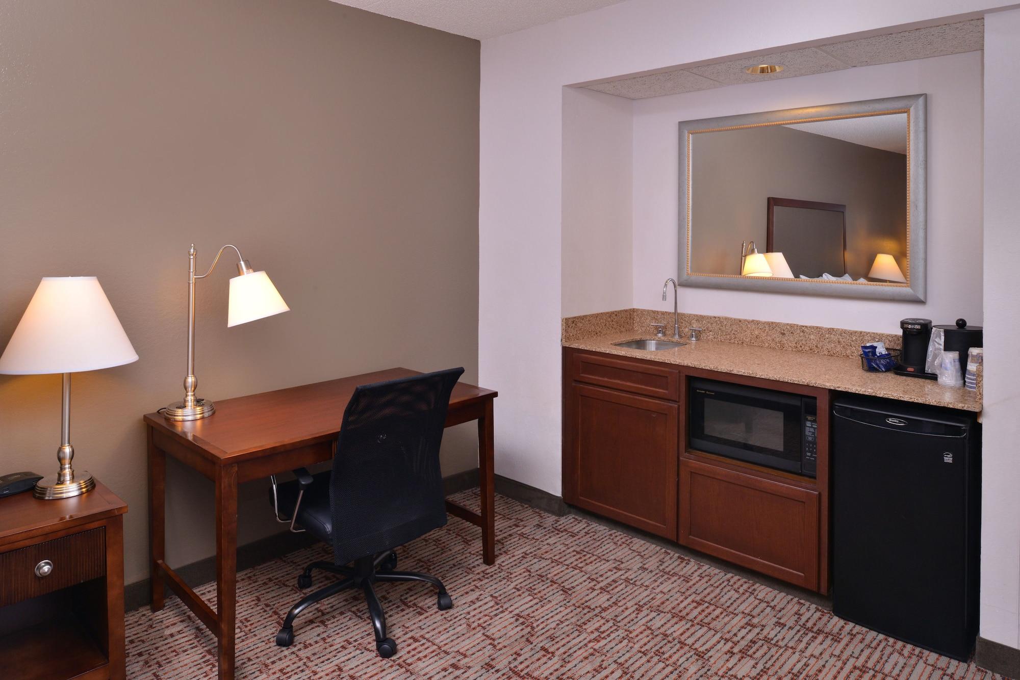 Best Western Plus Wichita West Airport Inn Экстерьер фото