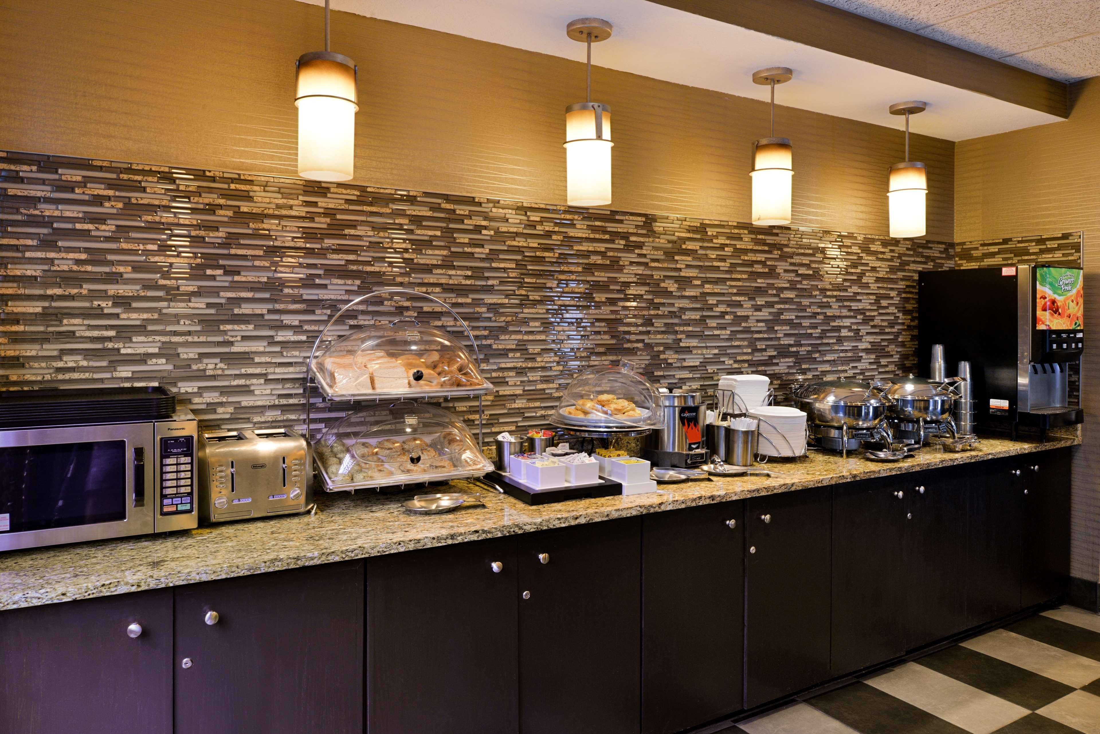 Best Western Plus Wichita West Airport Inn Экстерьер фото
